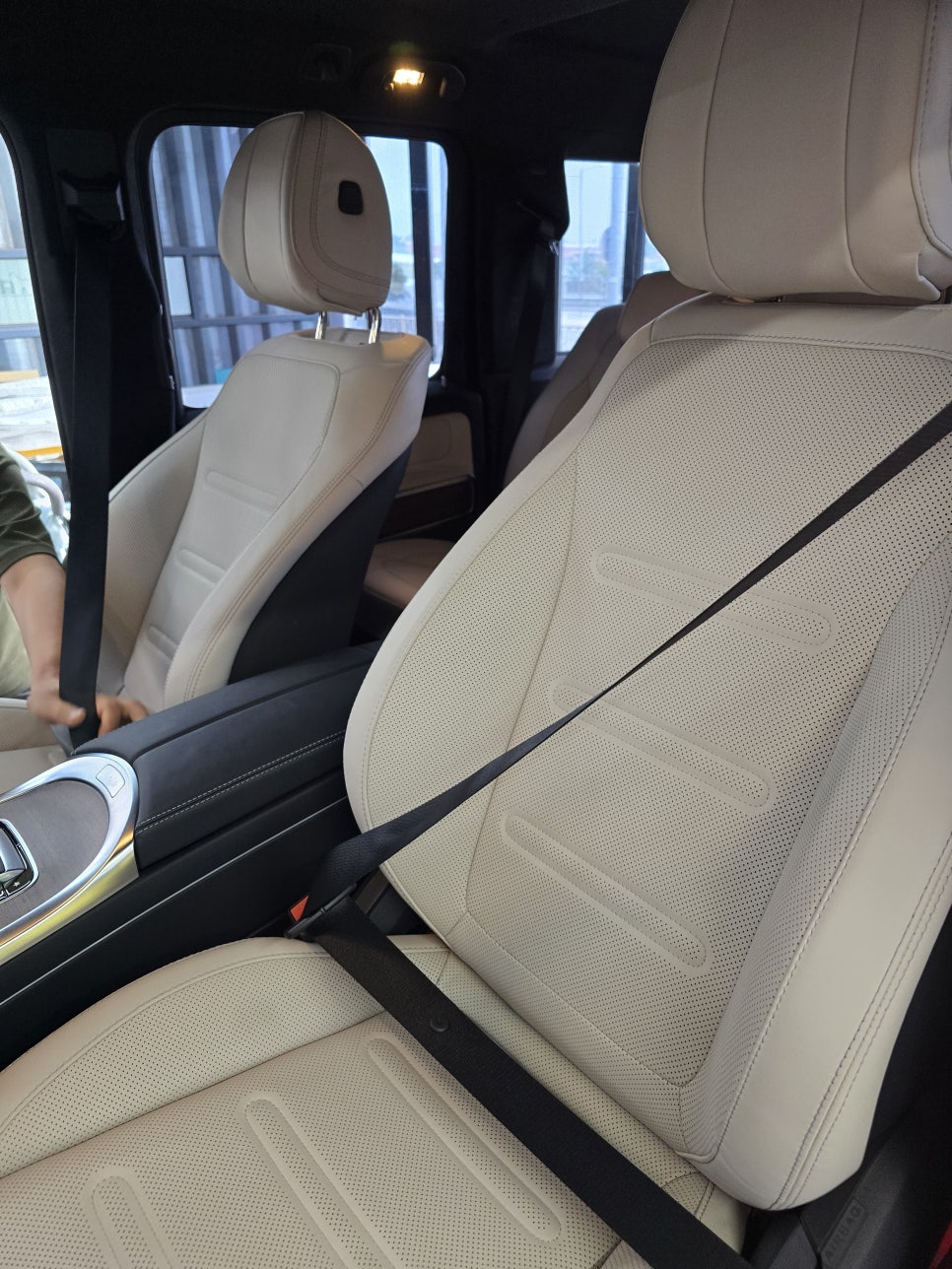 벤츠 g450d - 노란 컬러벨트 " 실내 분위기를 바꿔주는 포인트 "