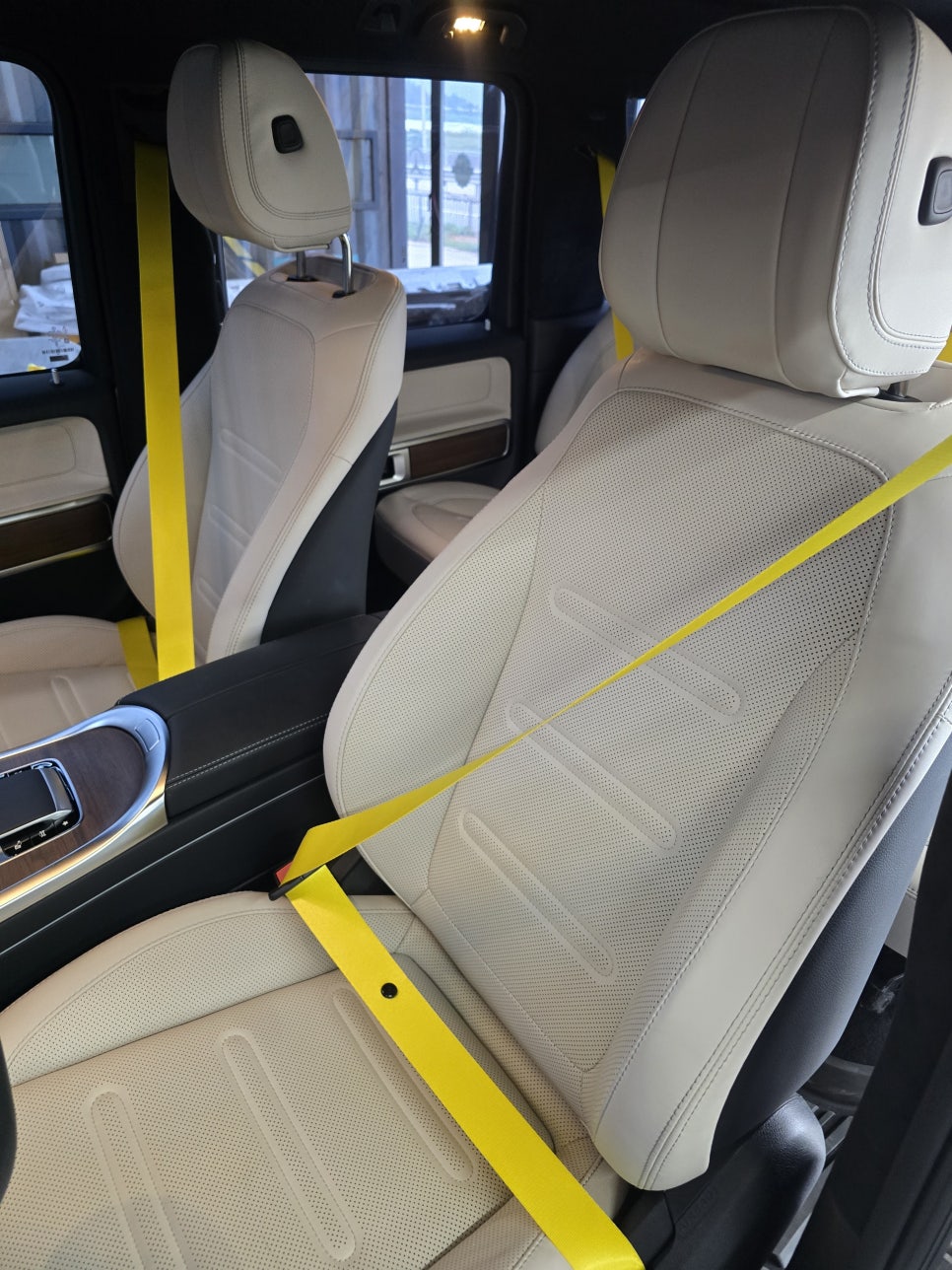 벤츠 g450d - 노란 컬러벨트 " 실내 분위기를 바꿔주는 포인트 "