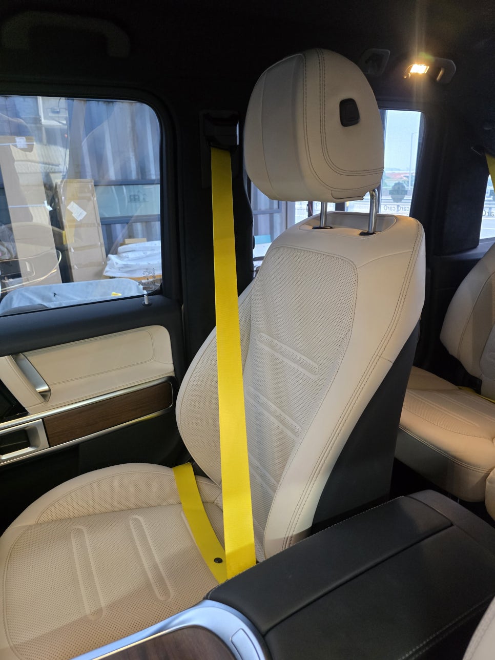 벤츠 g450d - 노란 컬러벨트 " 실내 분위기를 바꿔주는 포인트 "