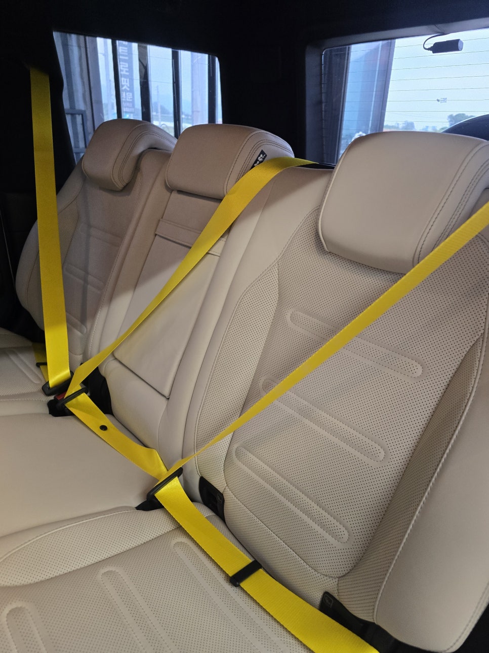 벤츠 g450d - 노란 컬러벨트 " 실내 분위기를 바꿔주는 포인트 "