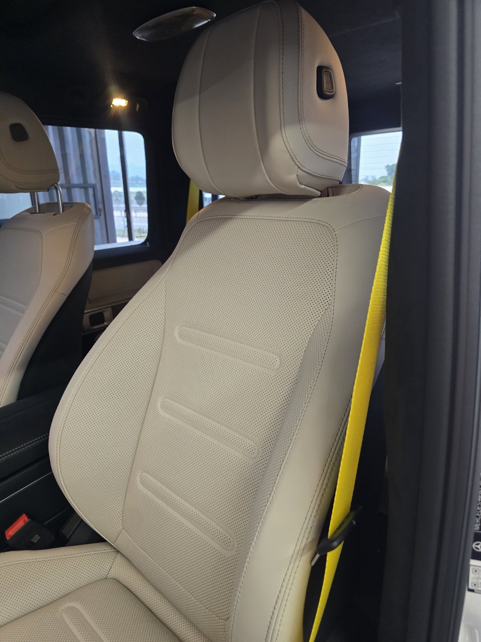 벤츠 g450d - 노란 컬러벨트 " 실내 분위기를 바꿔주는 포인트 "