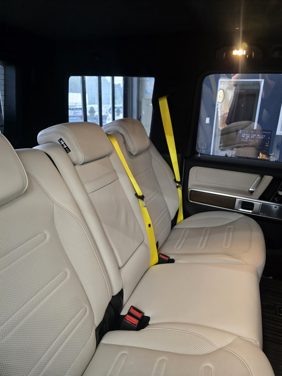 벤츠 g450d - 노란 컬러벨트 " 실내 분위기를 바꿔주는 포인트 "