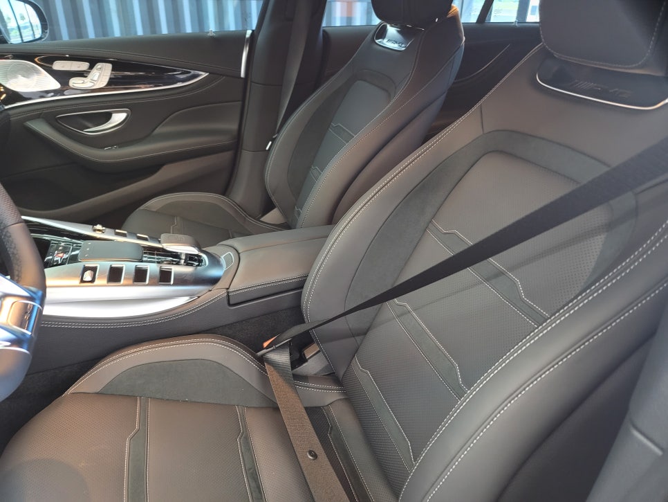 벤츠 GT 43amg - 레드 컬러안전벨트 시공! 이젠 나를 예쁘게 보호하자!