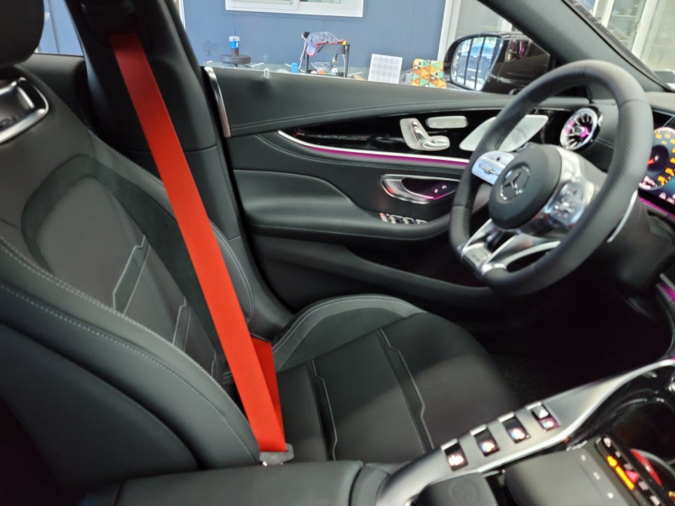 벤츠 GT 43amg - 레드 컬러안전벨트 시공! 이젠 나를 예쁘게 보호하자!