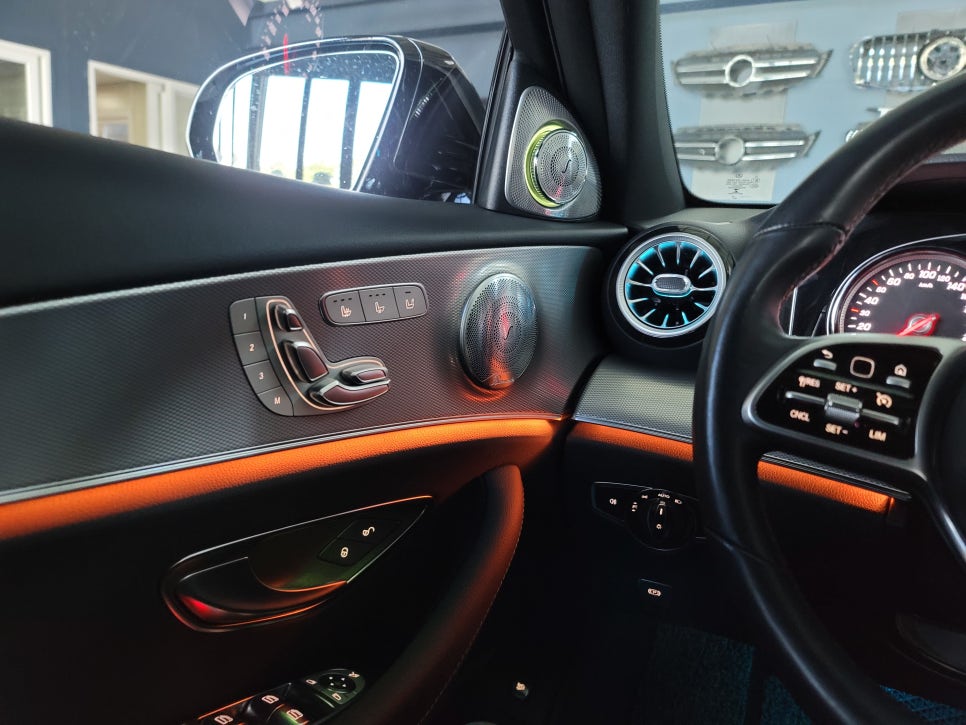 벤츠20년식 E250 - 통풍시트 & 송풍구엠비언트/3D부메스터 교체로 실내 인테리어 완성 !!! 풀 서비스 제공까지 ~~