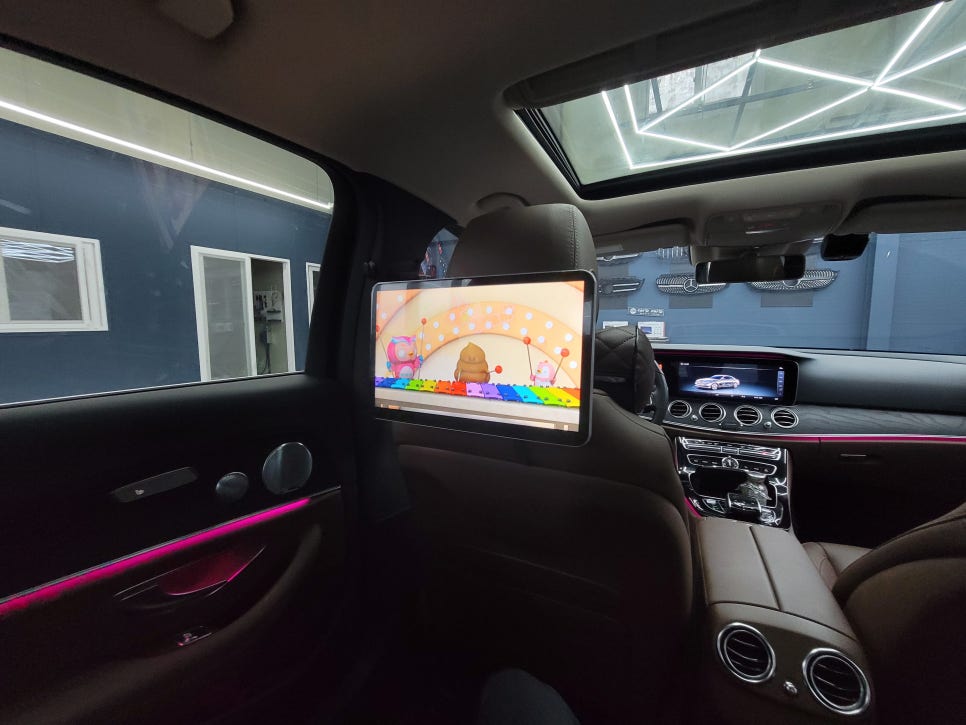 벤츠 E300 - Q125 리어모니터 " 명절길 지루하지 않아요~ "