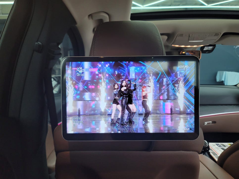 벤츠 E300 - Q125 리어모니터 " 명절길 지루하지 않아요~ "