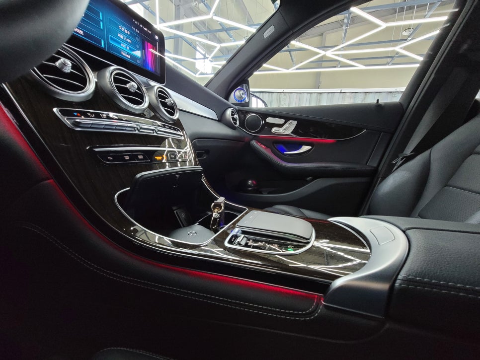 벤츠 GLC 300 - 3D부메스터 & 순정 64색 엠비언트 " 오디오의 품격을 높이다 "