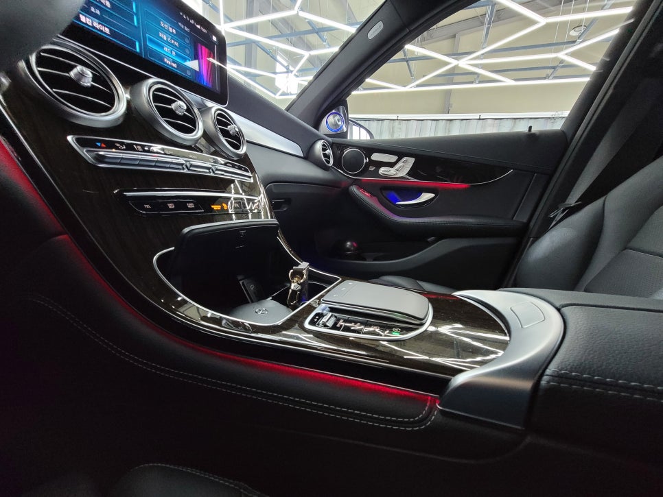 벤츠 GLC 300 - 3D부메스터 & 순정 64색 엠비언트 " 오디오의 품격을 높이다 "