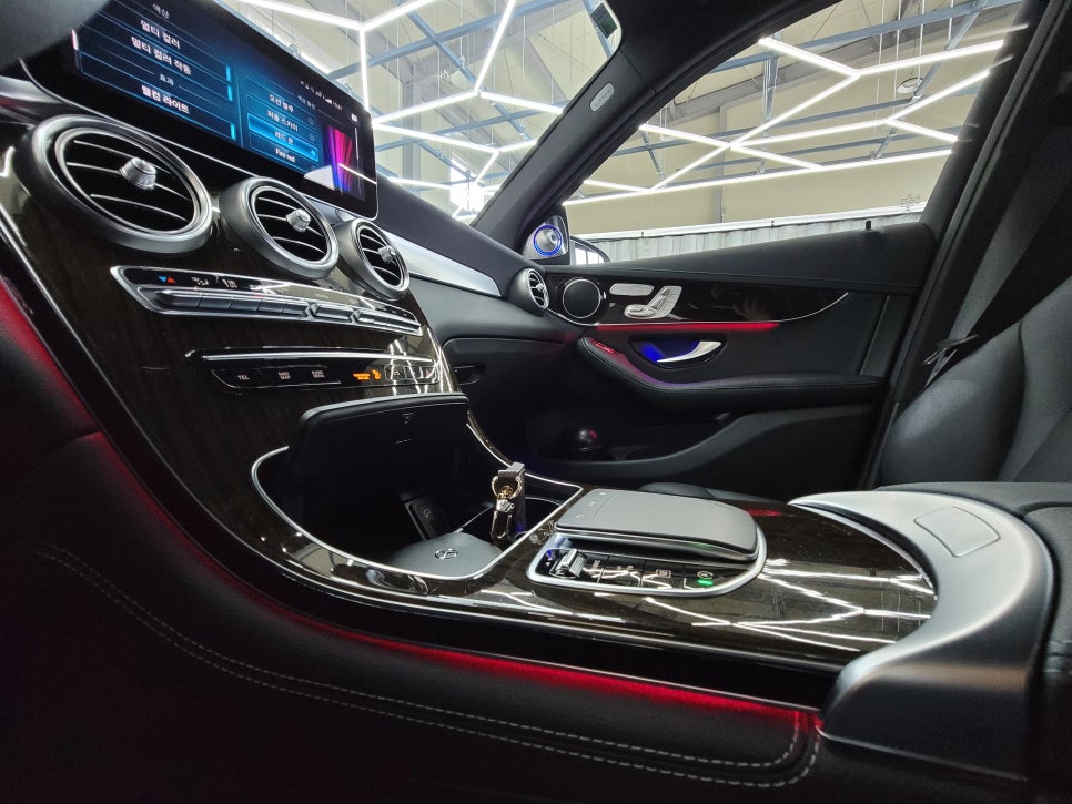 벤츠 GLC 300 - 3D부메스터 & 순정 64색 엠비언트 " 오디오의 품격을 높이다 "