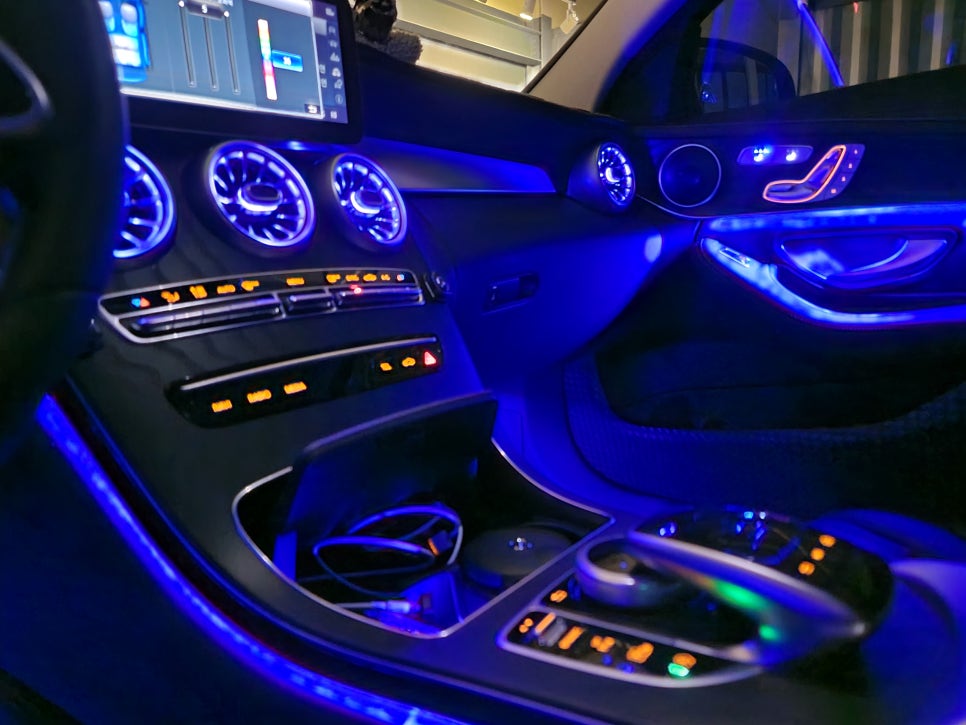벤츠 C220d 익스클루시브 - 송풍구엠비언트 & 통풍시트