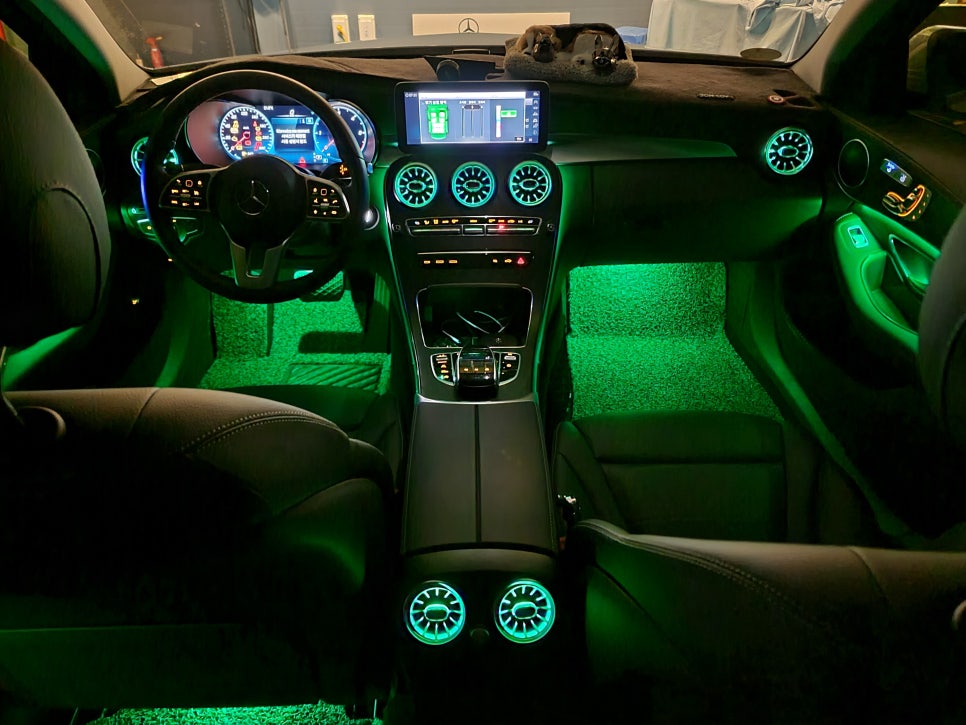 벤츠 C220d 익스클루시브 - 송풍구엠비언트 & 통풍시트