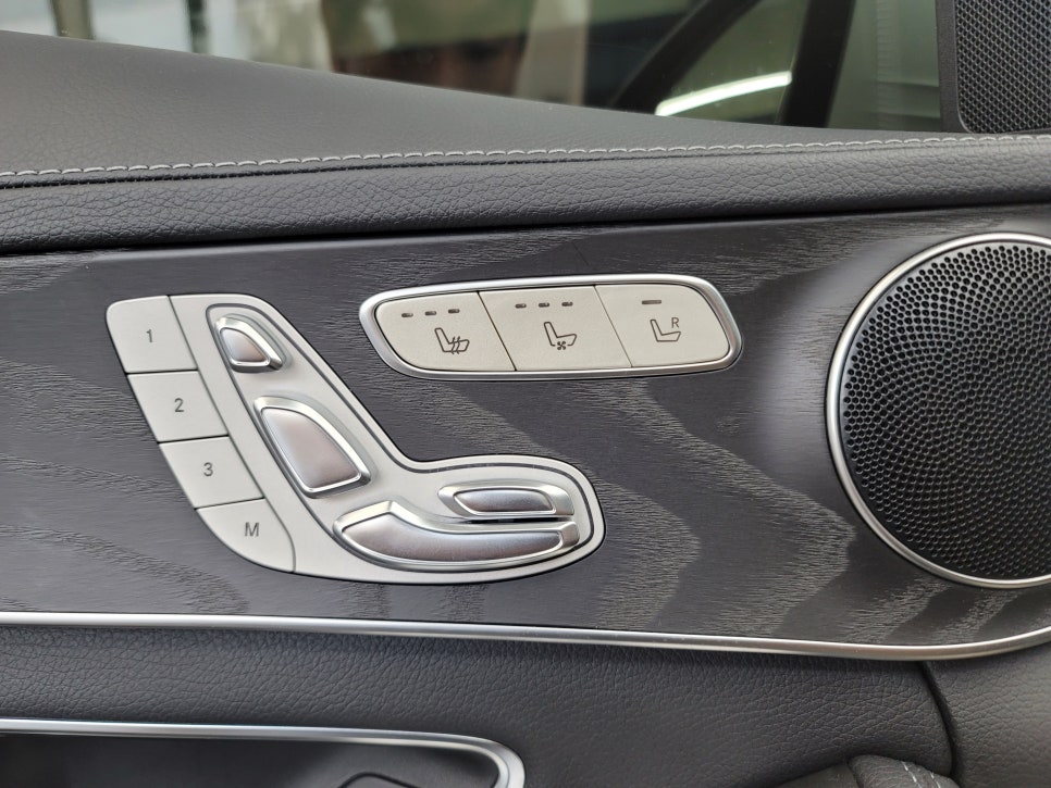 벤츠 C220d 익스클루시브 - 송풍구엠비언트 & 통풍시트