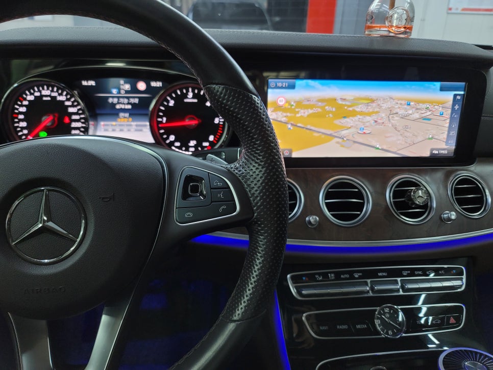 벤츠 E300 " M2C-200a,안드로이드 네비 장착으로 편리한 Car Life 즐기세요~"