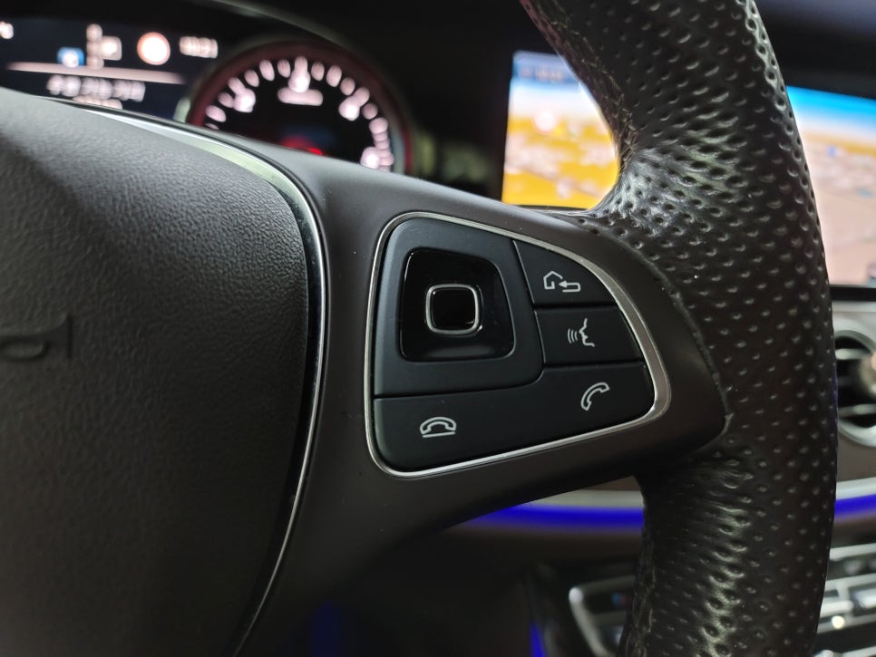벤츠 E300 " M2C-200a,안드로이드 네비 장착으로 편리한 Car Life 즐기세요~"