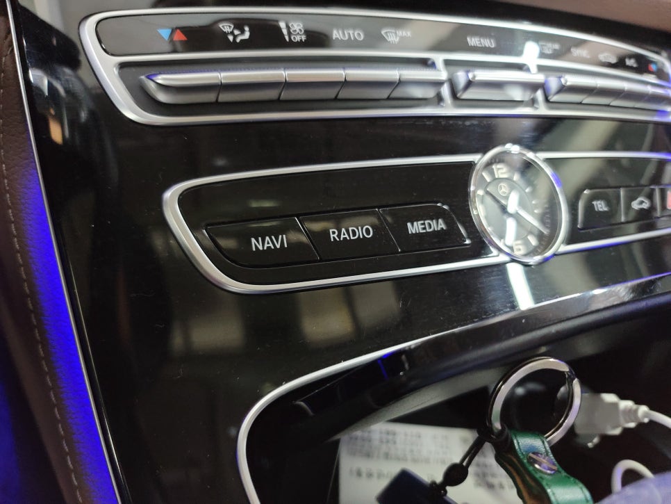 벤츠 E300 " M2C-200a,안드로이드 네비 장착으로 편리한 Car Life 즐기세요~"