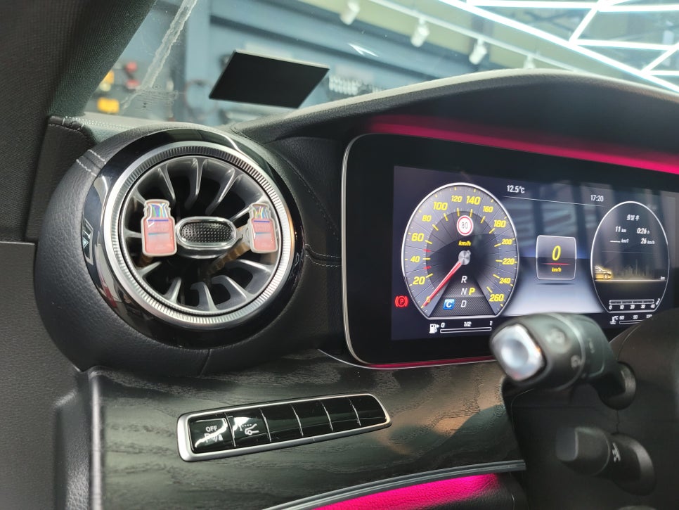 카오카오 > 벤츠 E220d 쿠페 - 송풍구 엠비언트, 미드레인지 커버교체, 멀티컬러 코딩, AMG프로그래밍