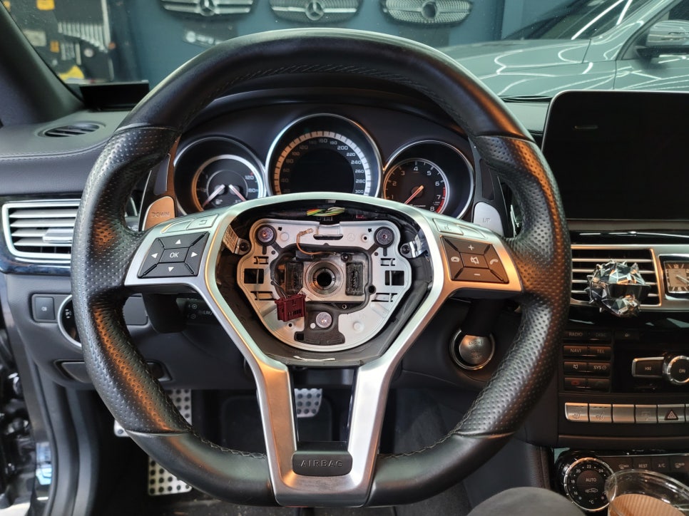 광주벤츠레트로핏 카오카오 > 벤츠 CLS63amg - AMG카본핸들, 카본핸들패쉬프트, 12색 엠비언트