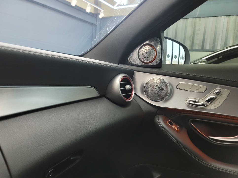 카오카오> 벤츠C63AMG - 프론트 송풍구엠비언트 (순정 3색)