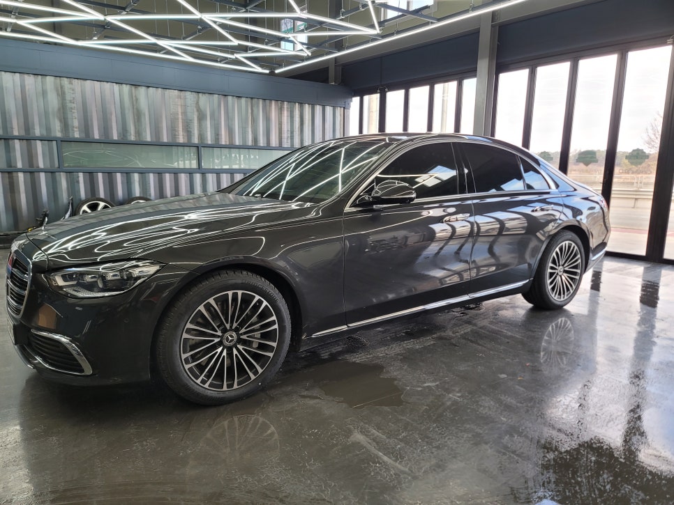 w223 S350d - 리어모니터 Q125 " 차안에서 즐기는 멀티미디어"