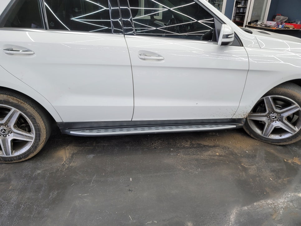 벤츠 GLE350d - "사이드스텝 교체 시공" 으로 편리한 벤츠생활 즐기세요