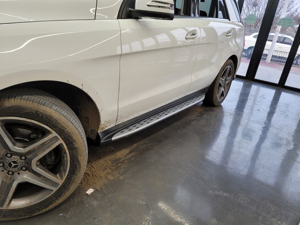 벤츠 GLE350d - "사이드스텝 교체 시공" 으로 편리한 벤츠생활 즐기세요
