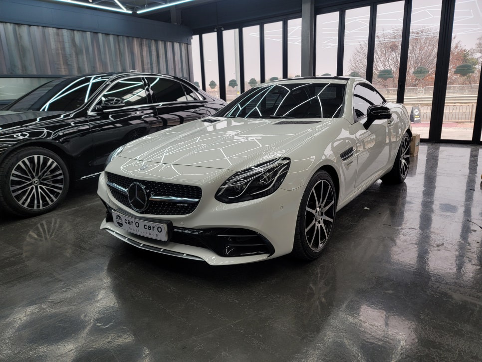 벤츠 SLC 43amg - 순정연동12색 송풍구엠비언트 & 레드컬러 안전벨트 / 풋등 엠비언트 추가 시공까지~~~