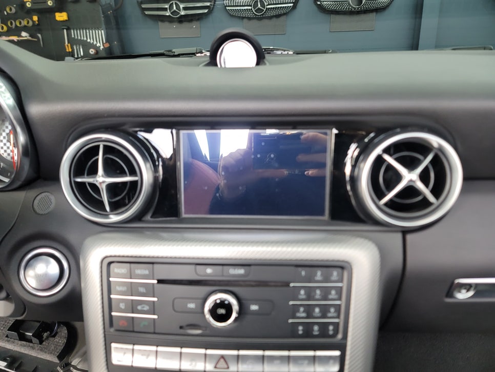 벤츠 SLC 43amg - 순정연동12색 송풍구엠비언트 & 레드컬러 안전벨트 / 풋등 엠비언트 추가 시공까지~~~