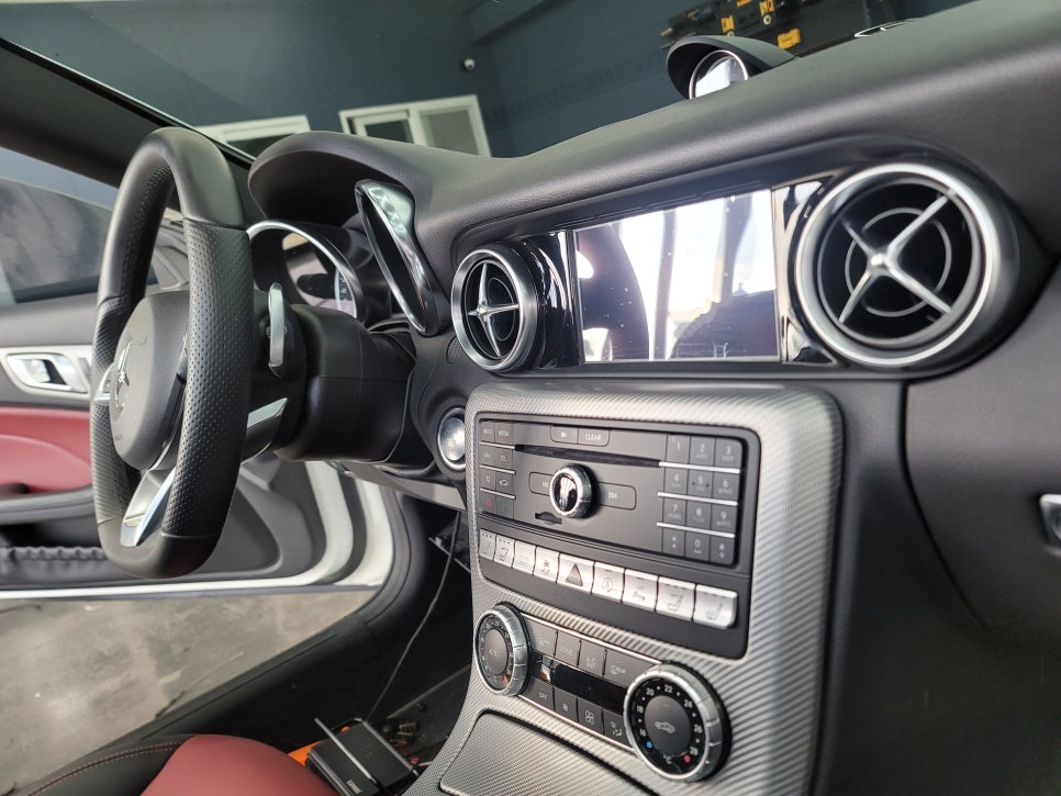벤츠 SLC 43amg - 순정연동12색 송풍구엠비언트 & 레드컬러 안전벨트 / 풋등 엠비언트 추가 시공까지~~~