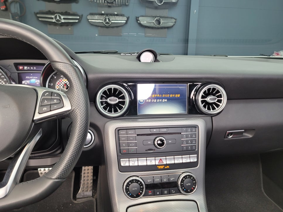 벤츠 SLC 43amg - 순정연동12색 송풍구엠비언트 & 레드컬러 안전벨트 / 풋등 엠비언트 추가 시공까지~~~