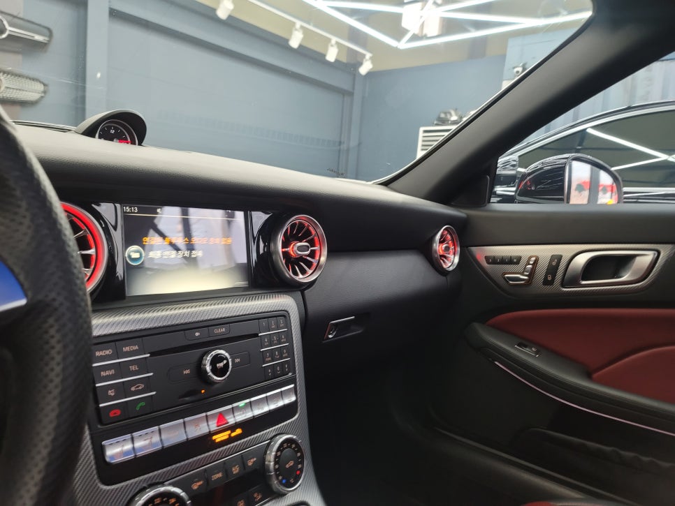 벤츠 SLC 43amg - 순정연동12색 송풍구엠비언트 & 레드컬러 안전벨트 / 풋등 엠비언트 추가 시공까지~~~