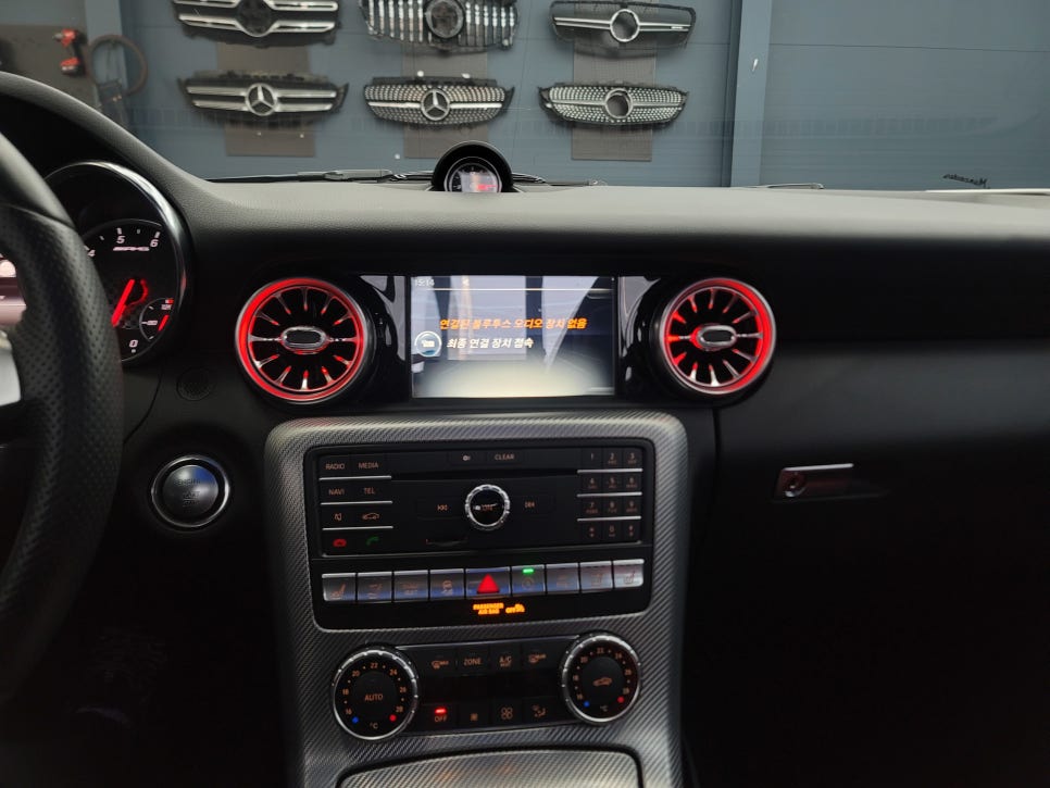 벤츠 SLC 43amg - 순정연동12색 송풍구엠비언트 & 레드컬러 안전벨트 / 풋등 엠비언트 추가 시공까지~~~