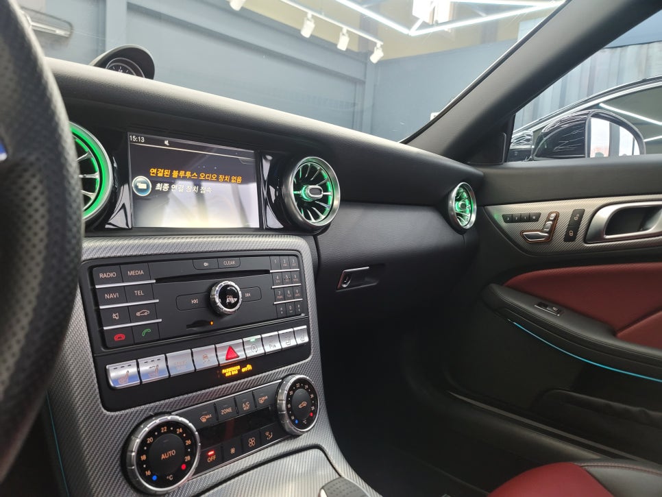 벤츠 SLC 43amg - 순정연동12색 송풍구엠비언트 & 레드컬러 안전벨트 / 풋등 엠비언트 추가 시공까지~~~