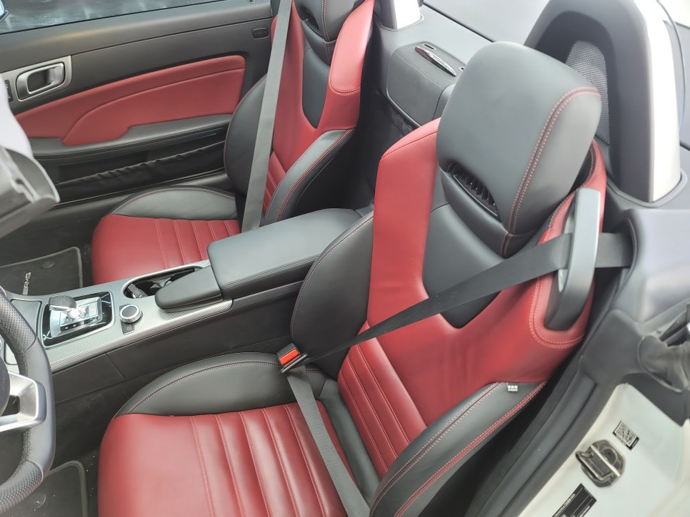 벤츠 SLC 43amg - 순정연동12색 송풍구엠비언트 & 레드컬러 안전벨트 / 풋등 엠비언트 추가 시공까지~~~