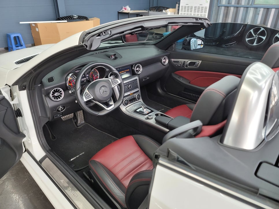 벤츠 SLC 43amg - 순정연동12색 송풍구엠비언트 & 레드컬러 안전벨트 / 풋등 엠비언트 추가 시공까지~~~