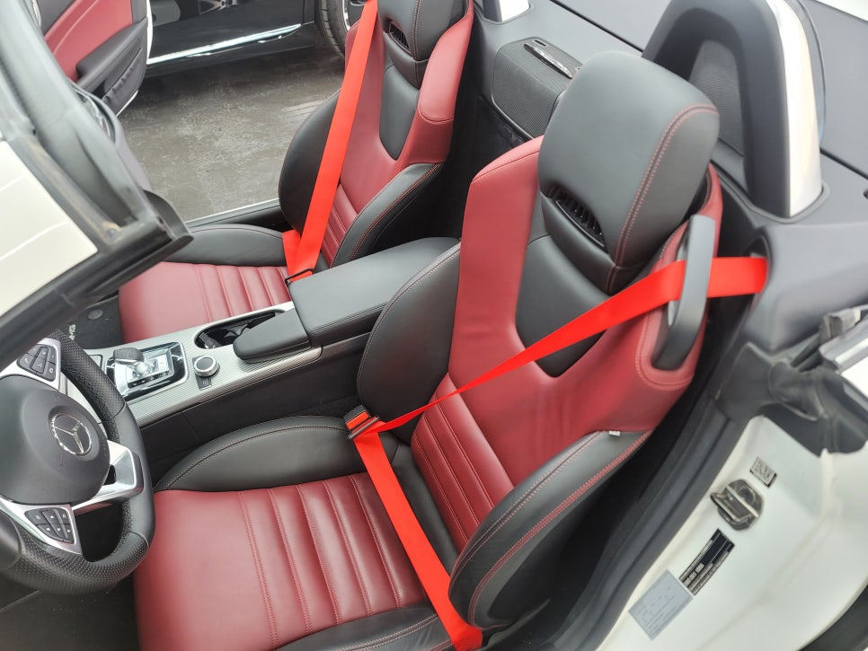 벤츠 SLC 43amg - 순정연동12색 송풍구엠비언트 & 레드컬러 안전벨트 / 풋등 엠비언트 추가 시공까지~~~