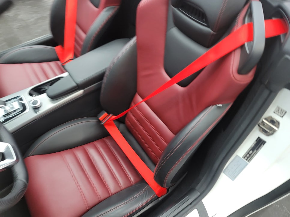 벤츠 SLC 43amg - 순정연동12색 송풍구엠비언트 & 레드컬러 안전벨트 / 풋등 엠비언트 추가 시공까지~~~