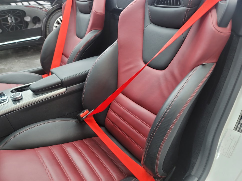 벤츠 SLC 43amg - 순정연동12색 송풍구엠비언트 & 레드컬러 안전벨트 / 풋등 엠비언트 추가 시공까지~~~