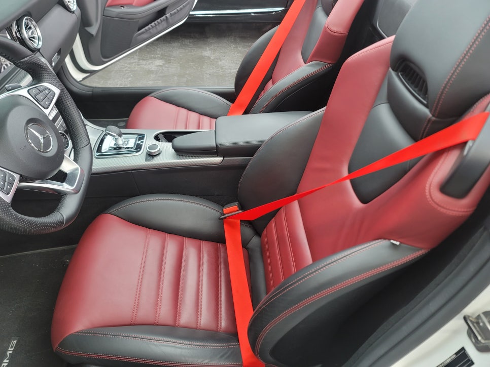 벤츠 SLC 43amg - 순정연동12색 송풍구엠비언트 & 레드컬러 안전벨트 / 풋등 엠비언트 추가 시공까지~~~