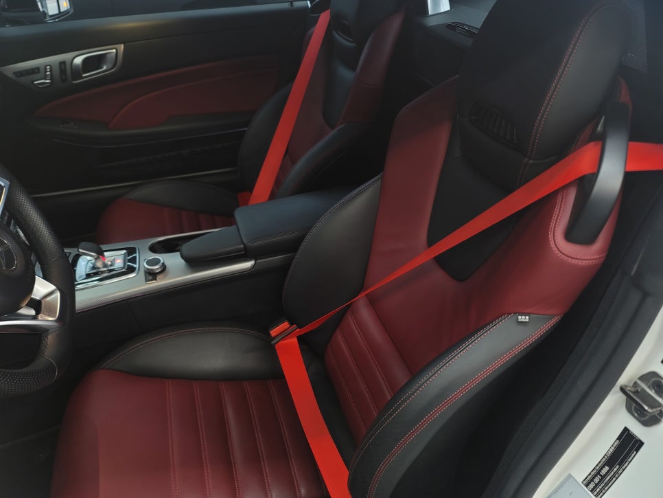 벤츠 SLC 43amg - 순정연동12색 송풍구엠비언트 & 레드컬러 안전벨트 / 풋등 엠비언트 추가 시공까지~~~