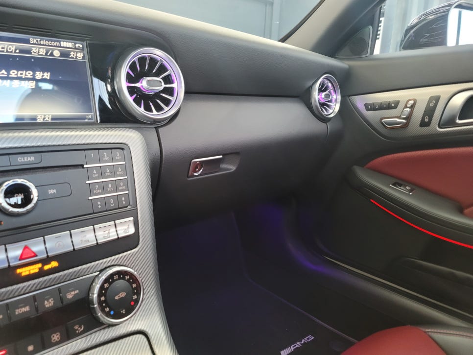 벤츠 SLC 43amg - 순정연동12색 송풍구엠비언트 & 레드컬러 안전벨트 / 풋등 엠비언트 추가 시공까지~~~