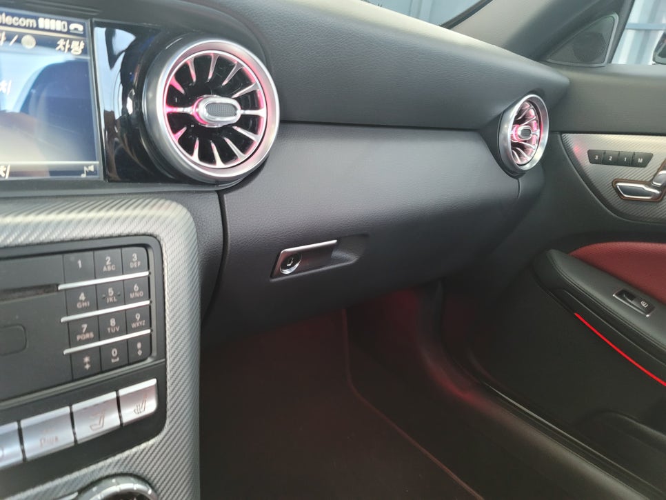 벤츠 SLC 43amg - 순정연동12색 송풍구엠비언트 & 레드컬러 안전벨트 / 풋등 엠비언트 추가 시공까지~~~