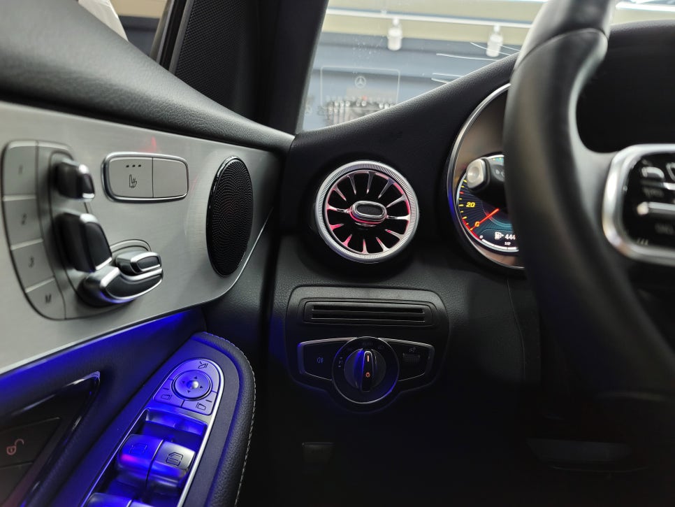 벤츠 GLC200d 쿠페 - 세로그릴, 송풍구엠비언트, 벤츠 순정64색 엠비언트, AMG월계수도어 스팟