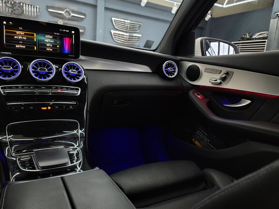 벤츠 GLC200d 쿠페 - 세로그릴, 송풍구엠비언트, 벤츠 순정64색 엠비언트, AMG월계수도어 스팟