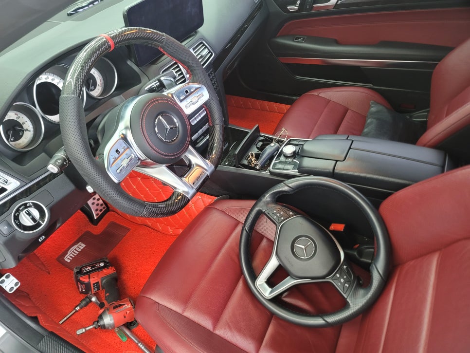 벤츠 E450 카브리올레 - 레드스티치 AMG 커스텀 카본핸들