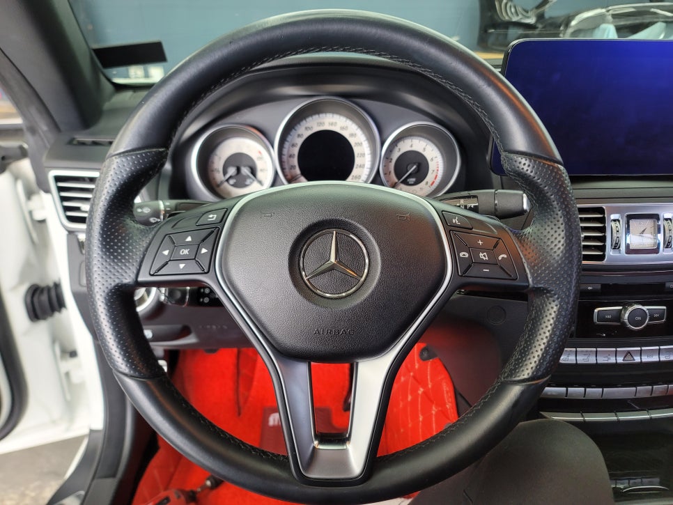 벤츠 E450 카브리올레 - 레드스티치 AMG 커스텀 카본핸들
