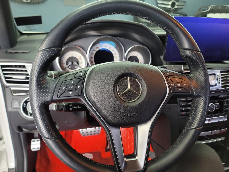 벤츠 E450 카브리올레 - 레드스티치 AMG 커스텀 카본핸들