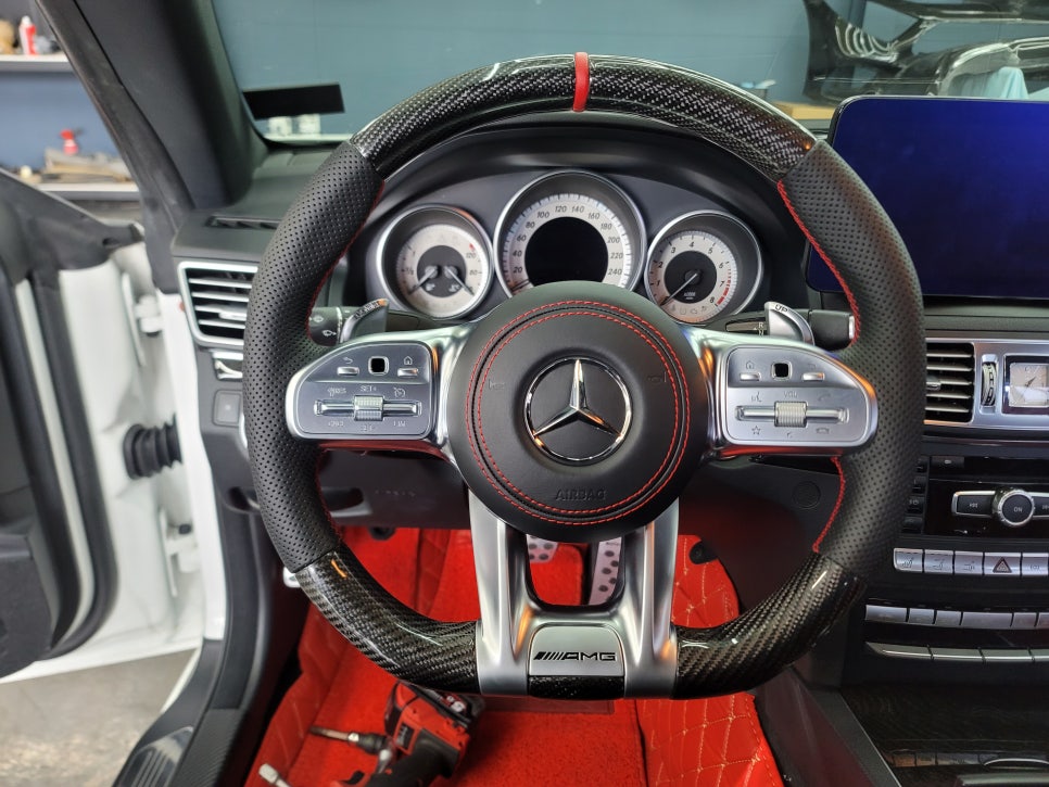 벤츠 E450 카브리올레 - 레드스티치 AMG 커스텀 카본핸들