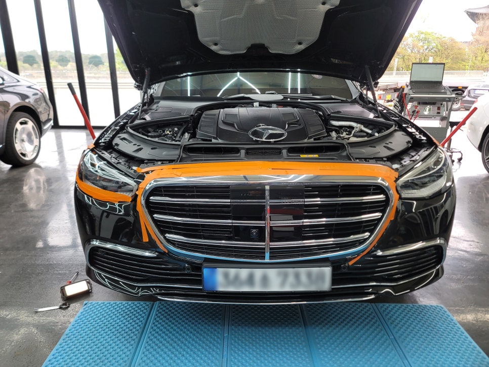 벤츠W223 S500 - 마이바흐 그릴교체