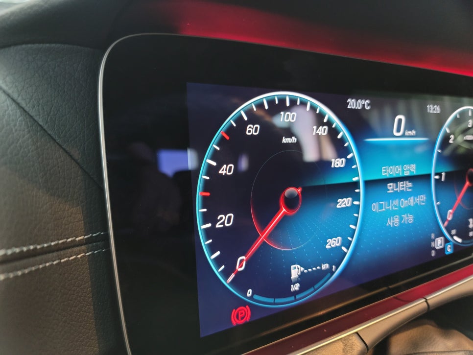 벤츠E220d -벤츠 순정 계기판 상단 엠비언트